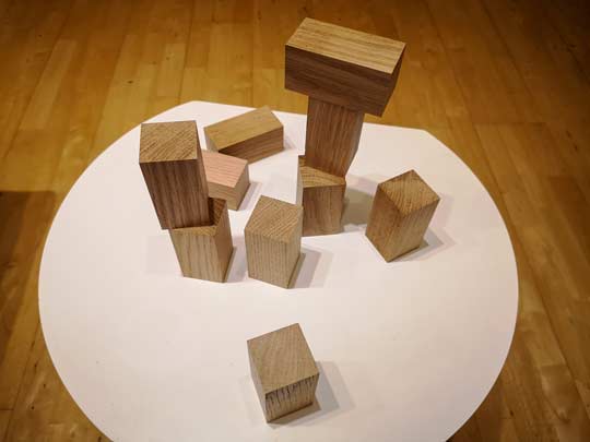 Holzfiguren aus Eiche im Kreis angeordnet